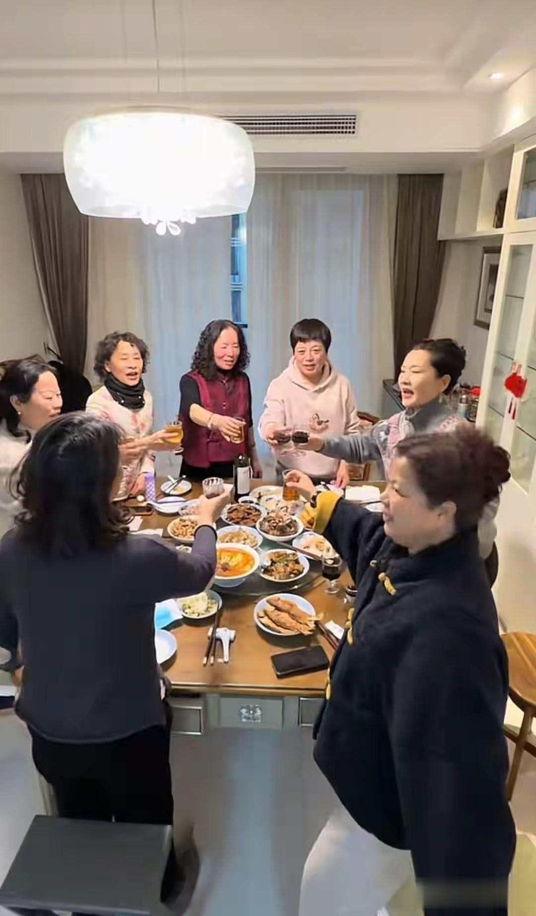 62岁何赛飞在家约姐妹小聚，不摆架子不搞排场，这氛围太舒服了