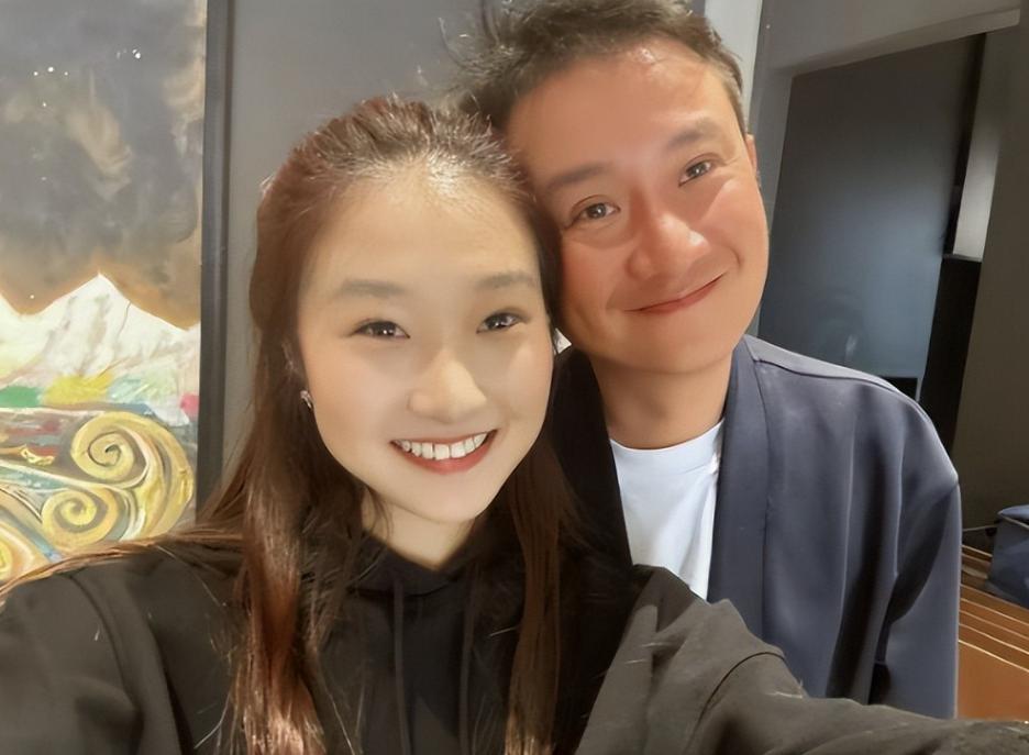马伊琍俩女儿现身爸爸饭馆,文章全程陪伴,爱马化妆遮不住脸上痘