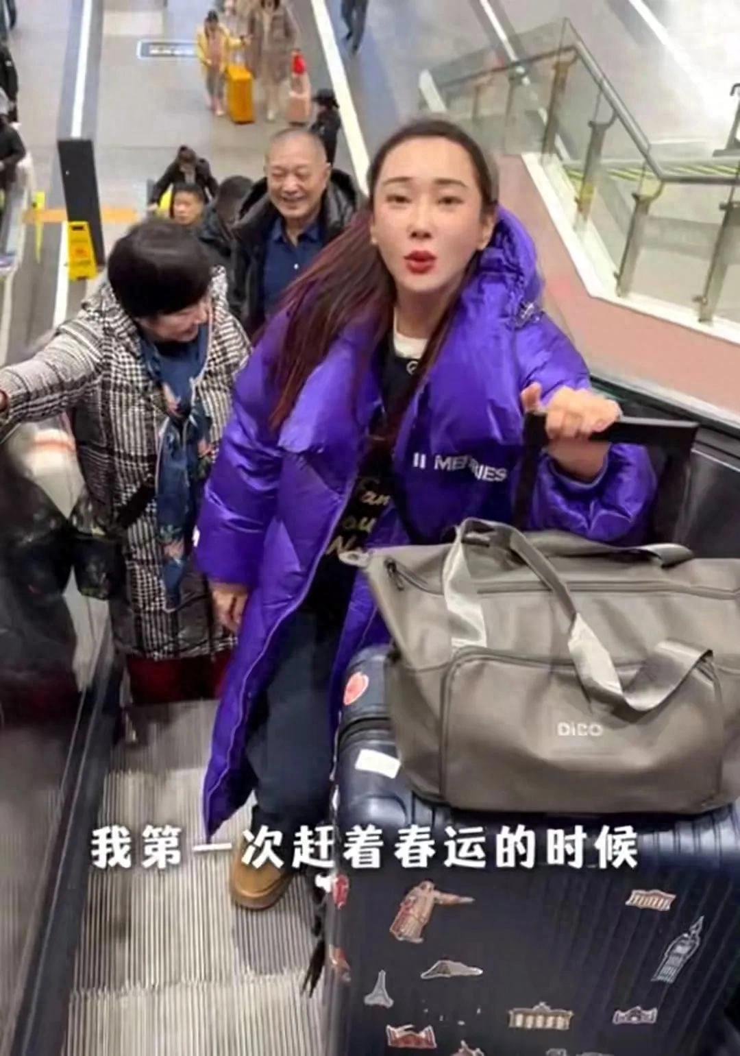 杜若溪携公婆乘火车返乡，全程18小时，一家几口同框十分幸福