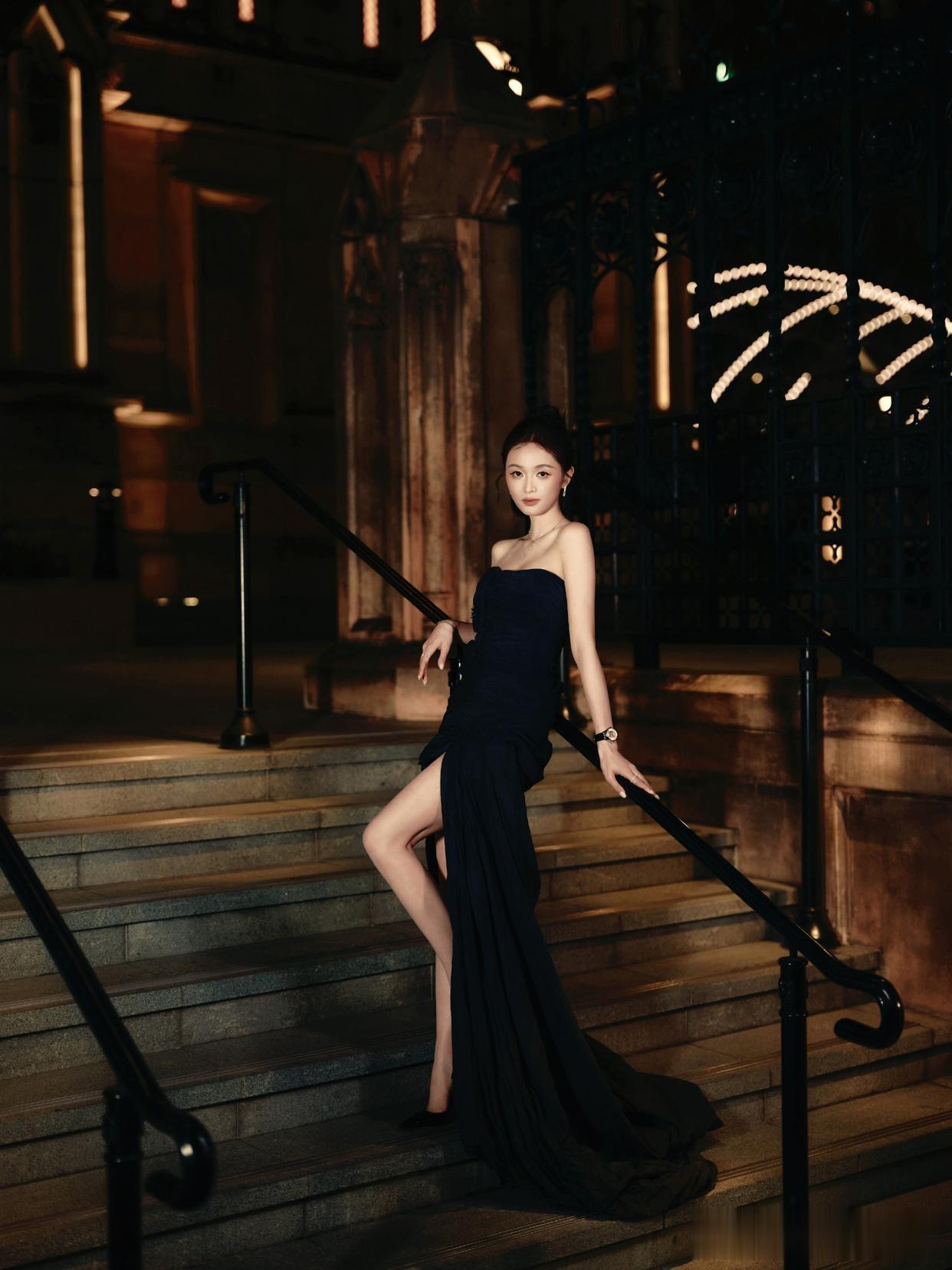 吴宣仪，抹胸黑裙大长腿，暗夜美人已上线。