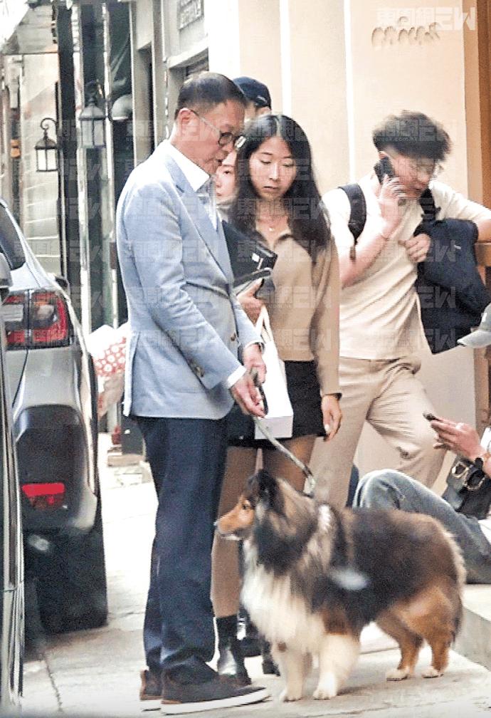 许晋亨在街头餐厅为李嘉欣等位，李嘉欣姗姗来迟，结婚18年仍恩爱