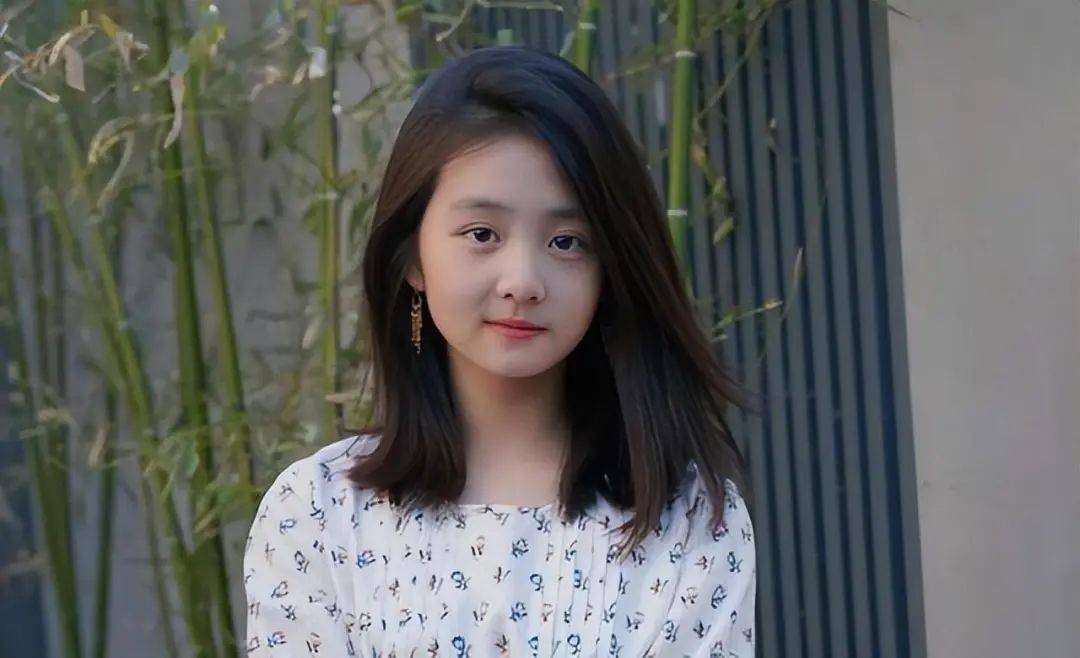黄多多晒近照被质疑，学生非要走性感路线，风尘味很重人妻感满满