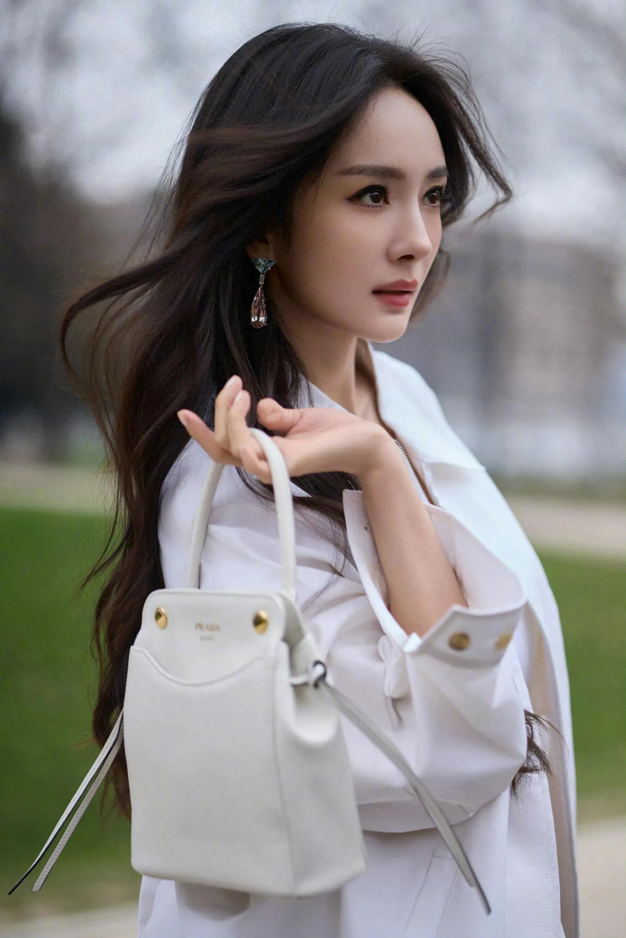 杨幂白裙超甜美