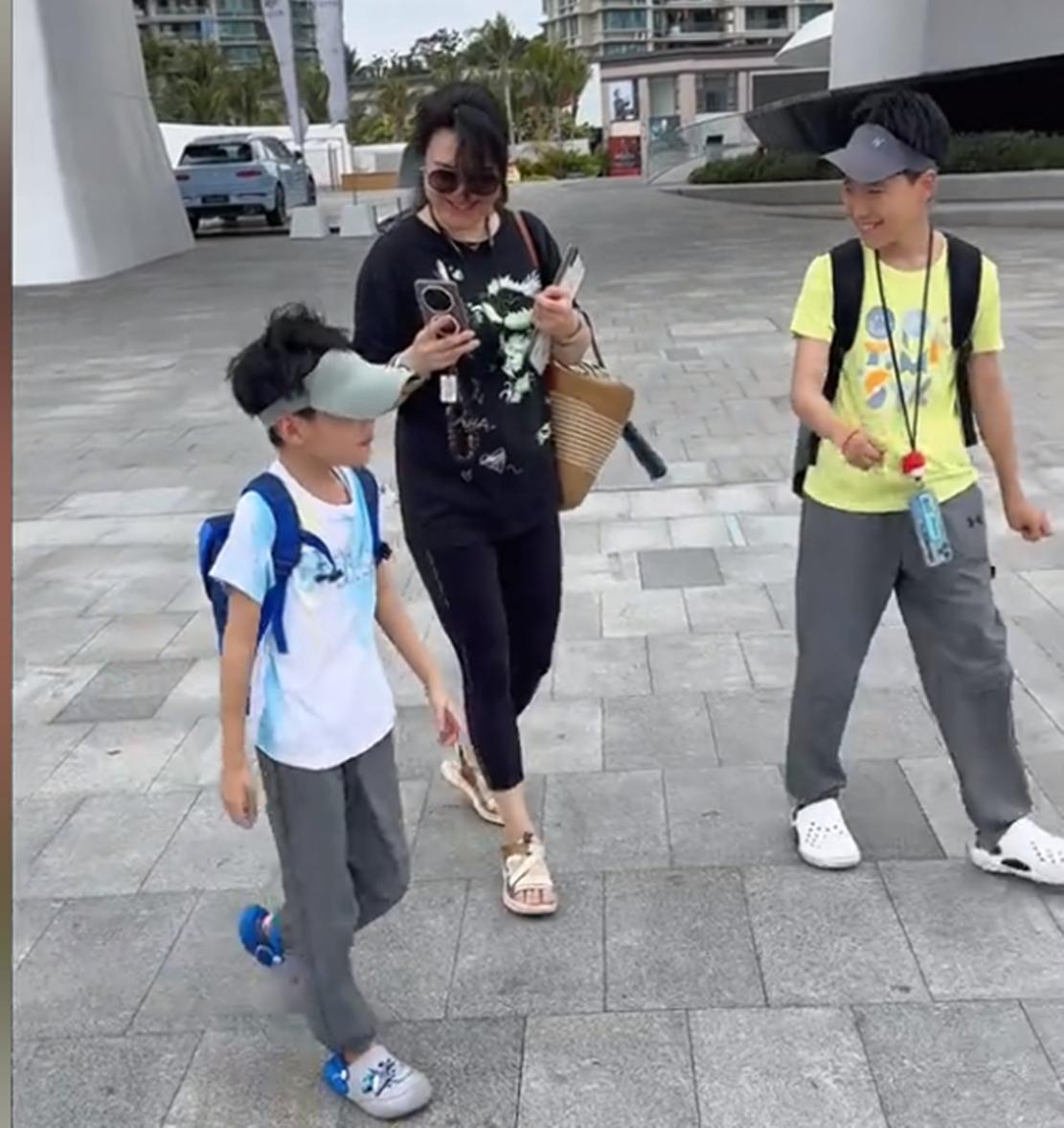 张晞临一家四口海南度假，朱敏露面，退圈10年身材发福胖到150斤