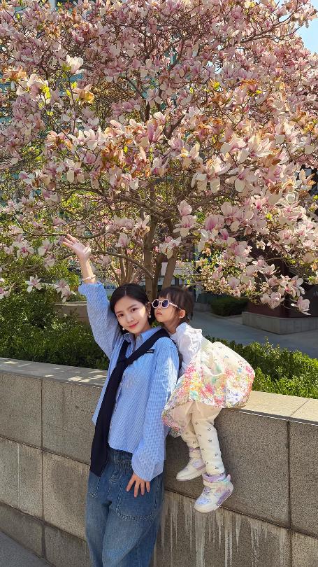 杜淳老婆自曝不想生二胎！带女儿看花好温馨，5岁小蛋饺越长越美