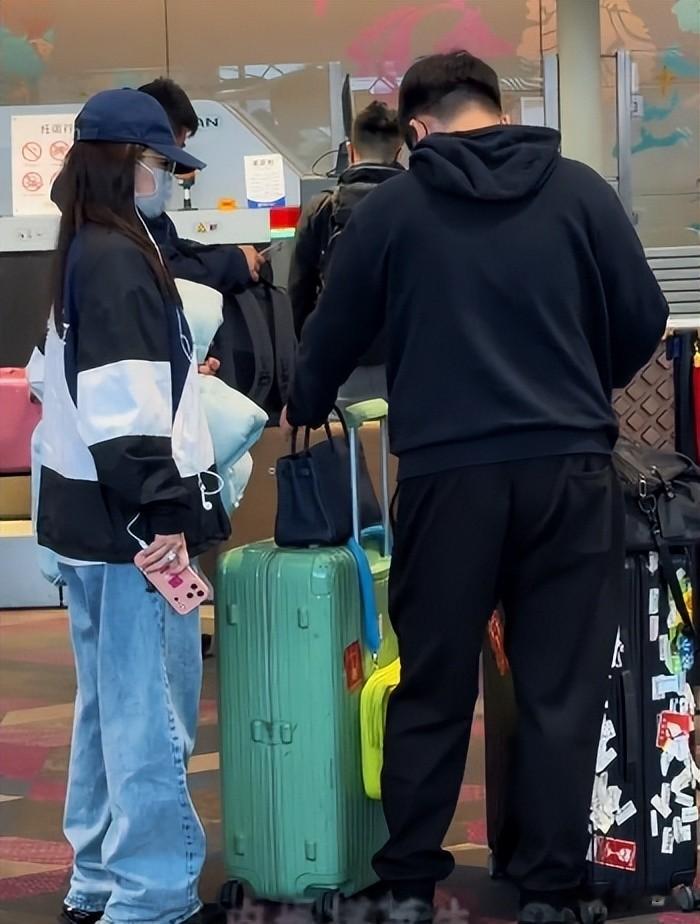 阚清子产后现身机场！手上鸽子蛋大钻戒抢镜，富豪老公拎包似保姆