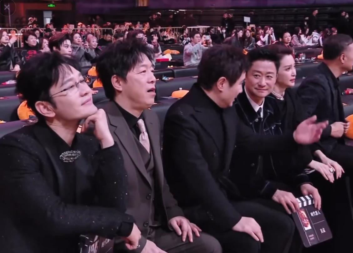 微博之夜第一排：比C位还靠前、和资方同起同坐的她，到底凭啥？