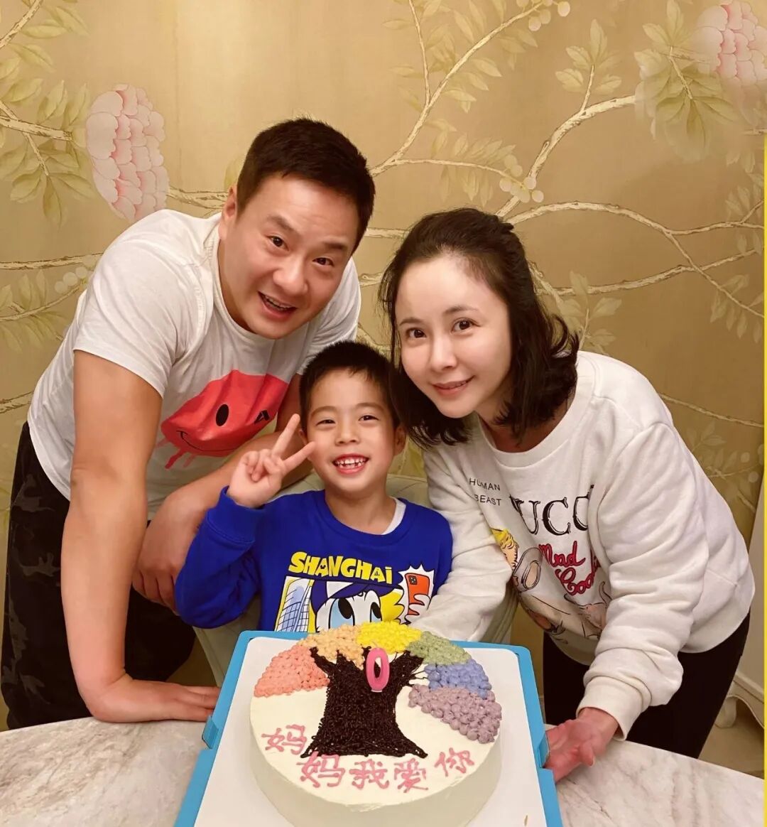 杨若兮19岁爱上大23岁刘威，苦等7年遭抛弃！如今46岁撞脸蔡明