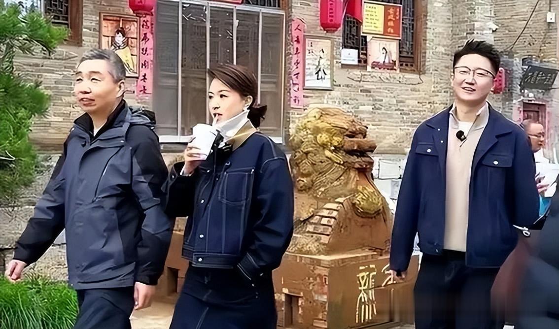 46岁主持人张蕾与富豪老公逛街，她气质出众，五官精致