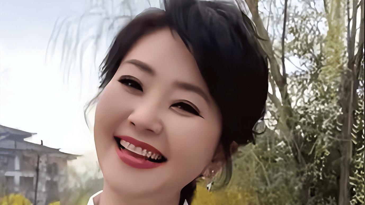 52岁方琼回行唐参加婚宴，一身文艺风穿搭很减龄