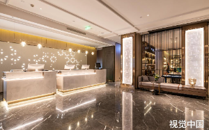 班花攀高枝，笑我穷光蛋，我任市委书记后，她家庭破碎，一败涂地，哭晕在厕所