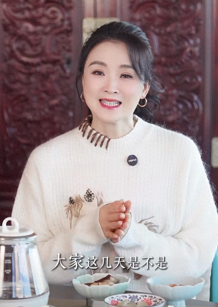 王艳分享春节刮油妙招，白毛衣低马尾出镜，气质温婉尽显优雅美貌