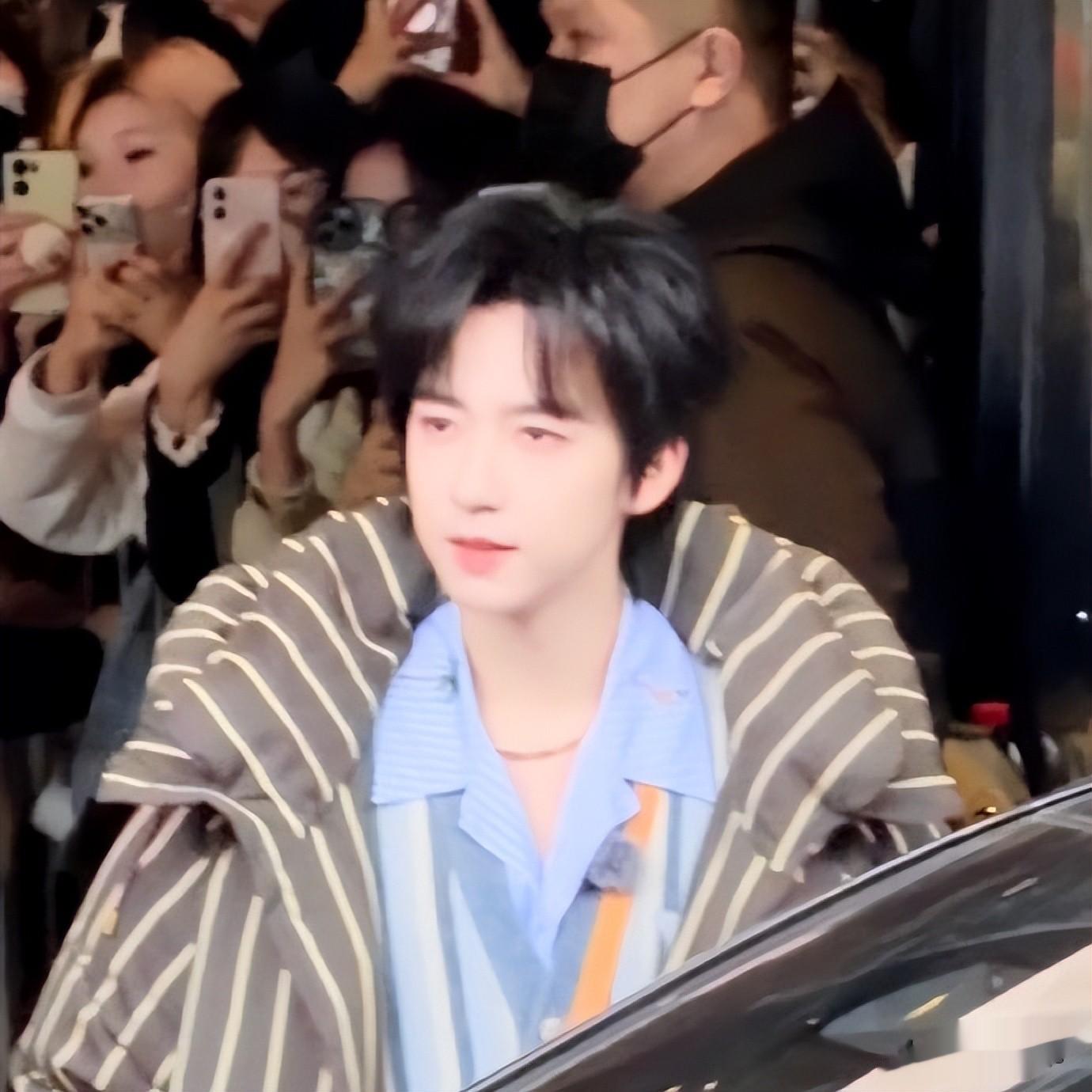 《桃花坞》新路透：方媛腿短个矮，周涛嫩成少女，贺峻霖一身高奢