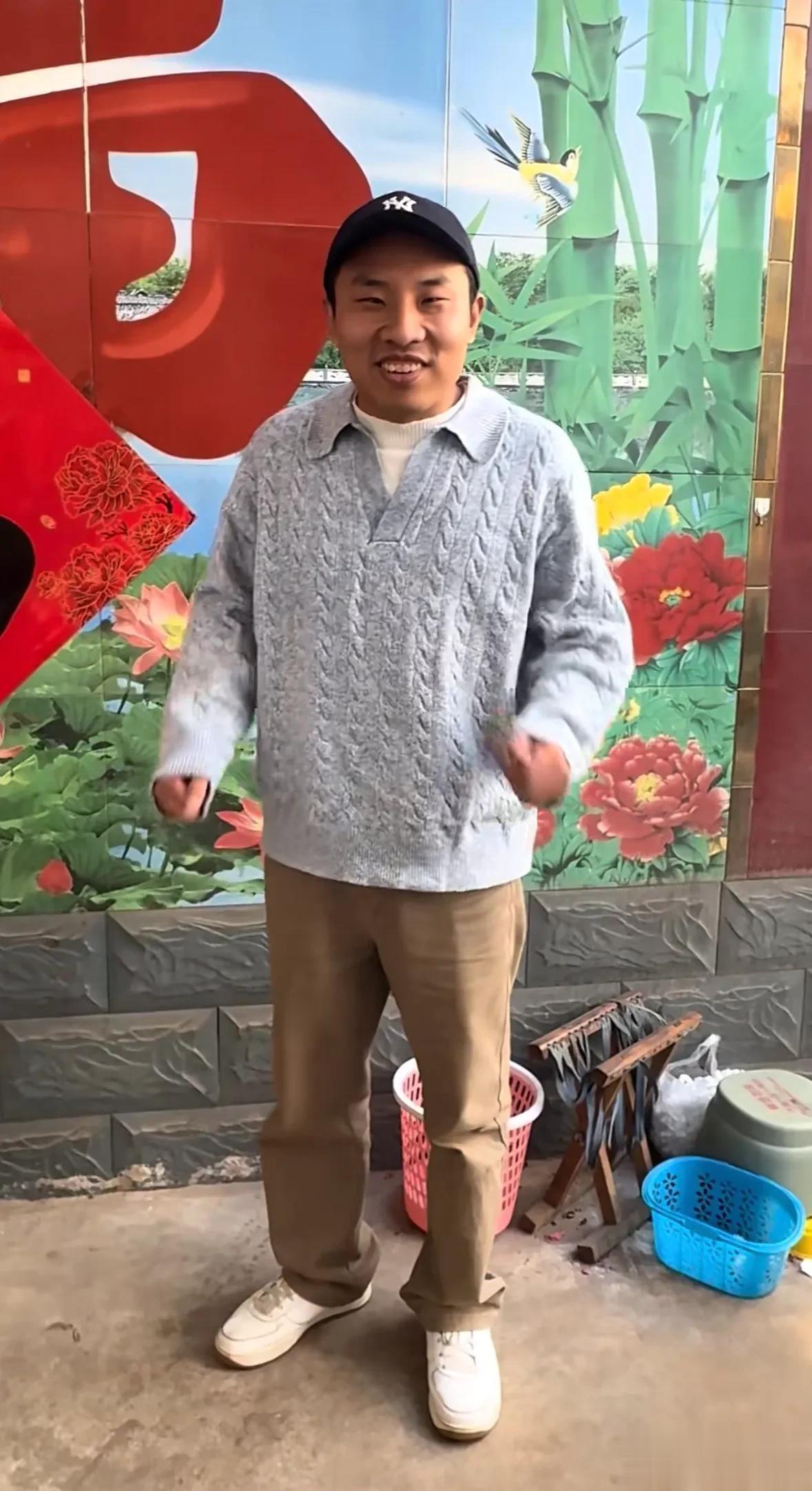 徐志胜回村过年太真实！表哥家宴就着咸菜啃馒头，开的车很接地气