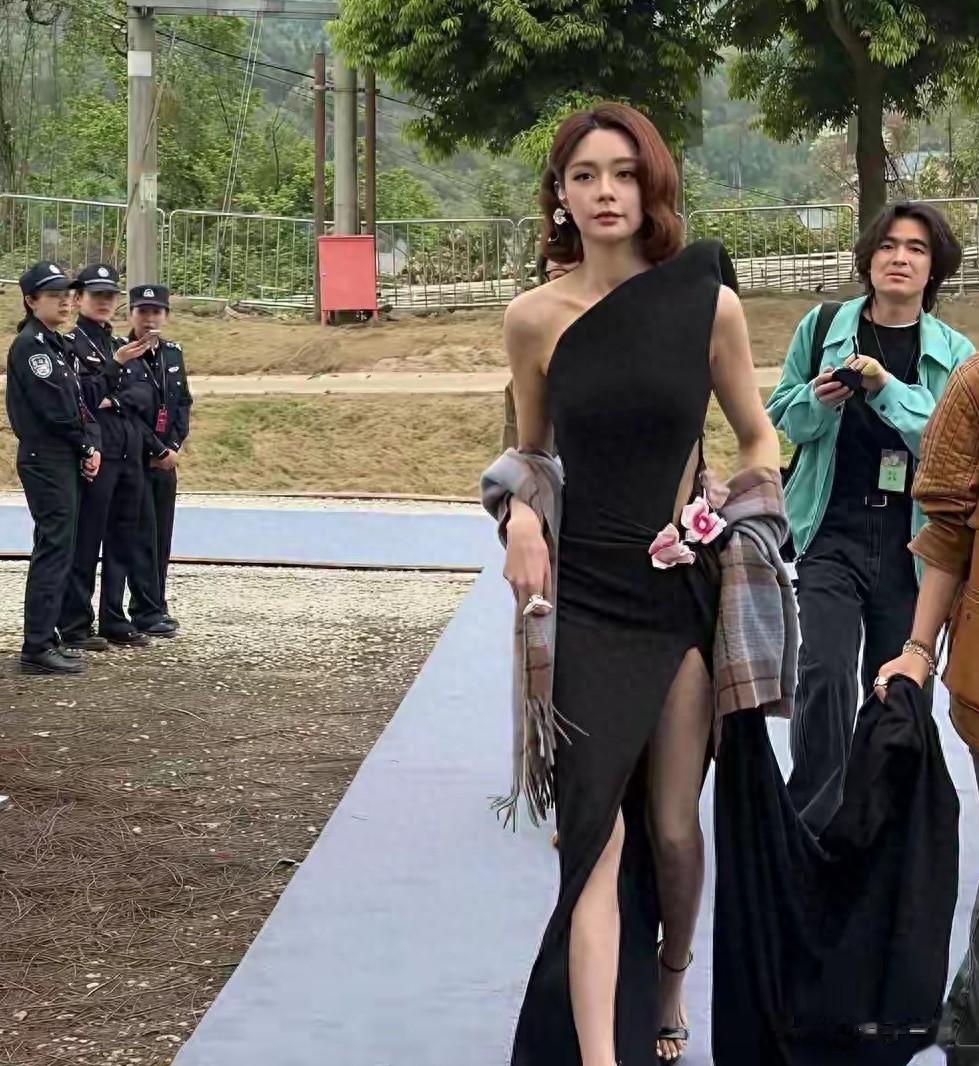 哇塞，差点没认出来，真人比电视上还要漂亮，太苗条迷人百看不厌