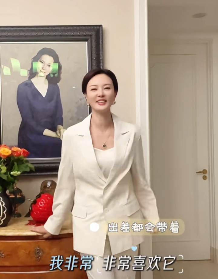 刘芳菲分享，一袭白西装，气质温婉知性，美貌与穿搭尽显高级感