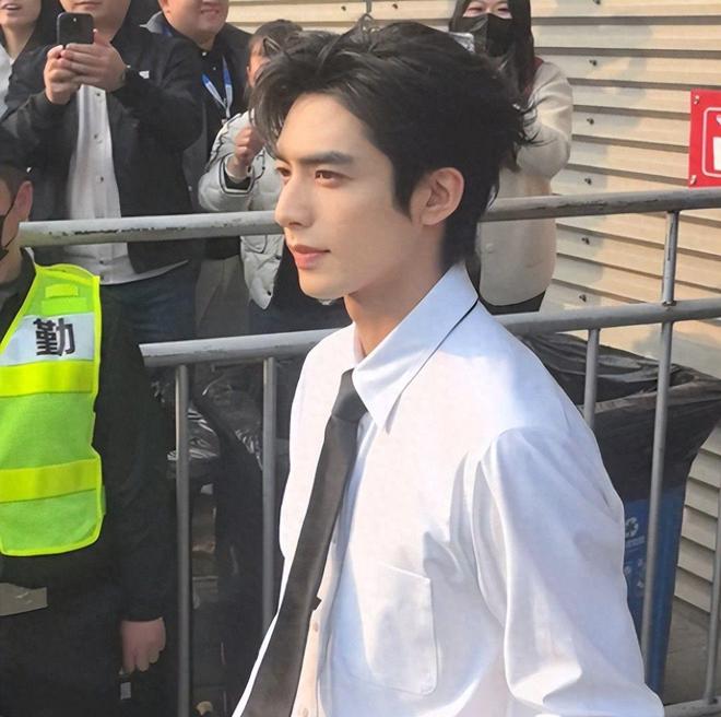 宋威龙MOVA活动生图，宽肩窄腰长腿身材绝