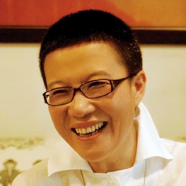 父亲是师长，哥哥是书记，她曾和张艺谋齐名，为何如今得了精神病