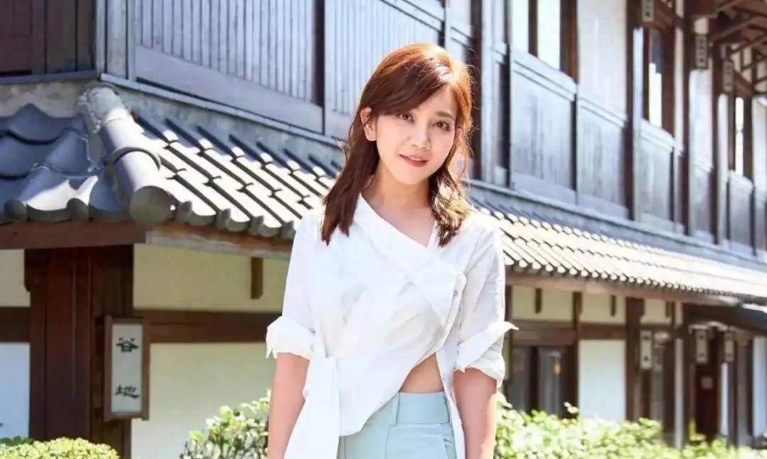 他是梁静茹的表哥，也是一个歌手，52岁依旧未婚