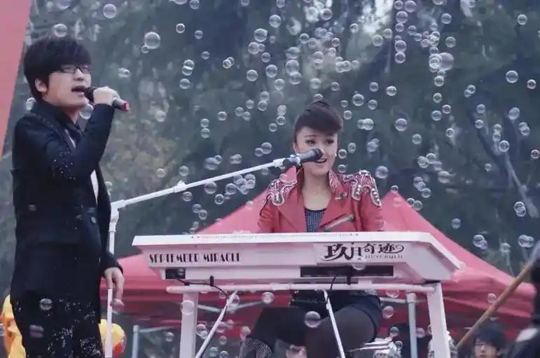 玖月奇迹离婚7年，王小玮近况曝光，43岁无婚无育，身体发福显老