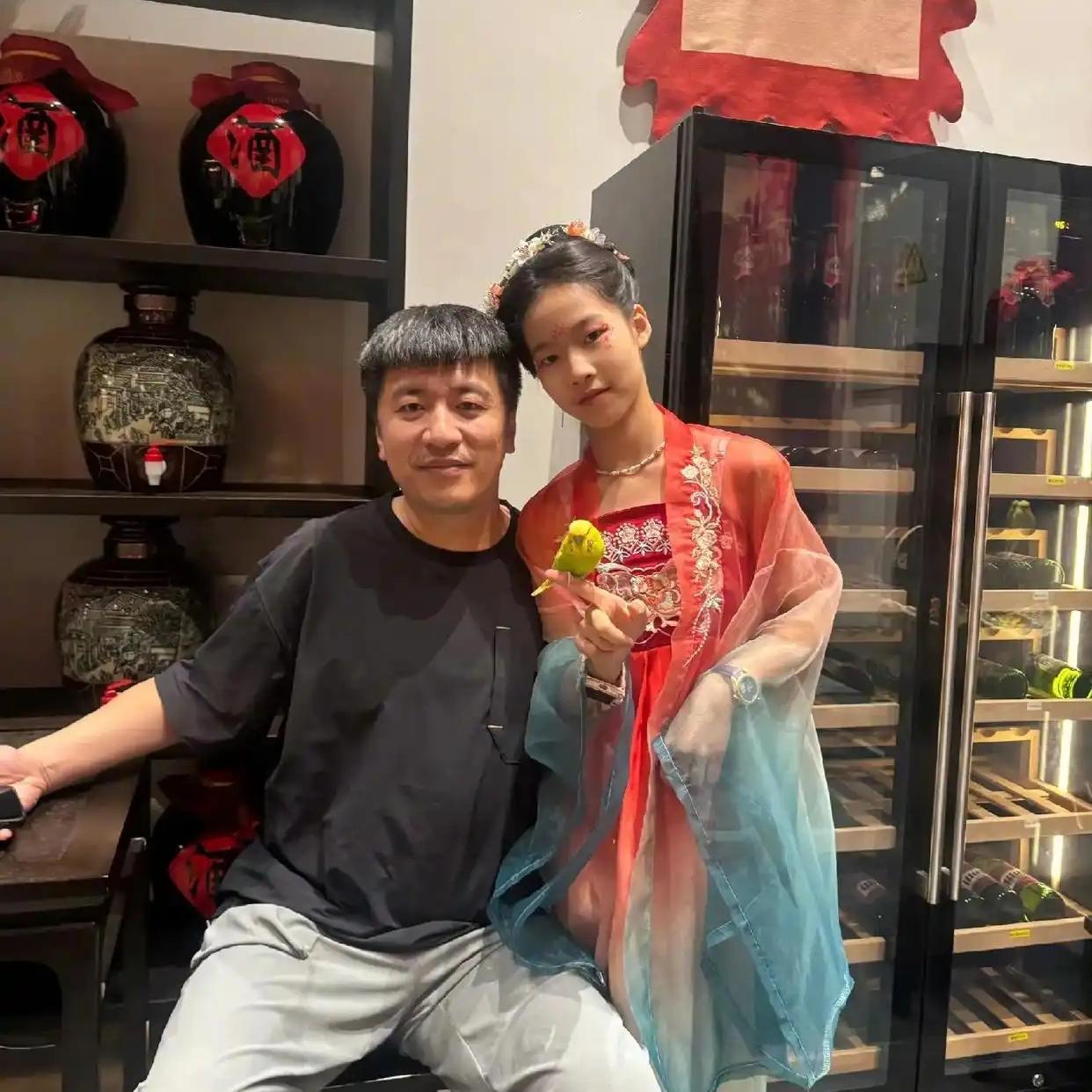 原来她是张雪峰妻子，90后历史学博士?，被传离婚后却一起上节目