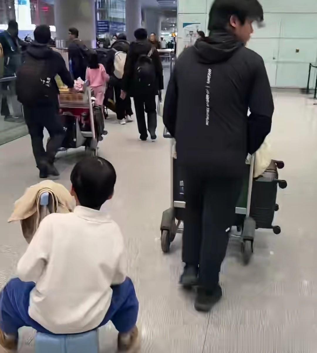 杨子周末带俩娃出行，小儿子长相随黄圣依，五官精致非常帅气