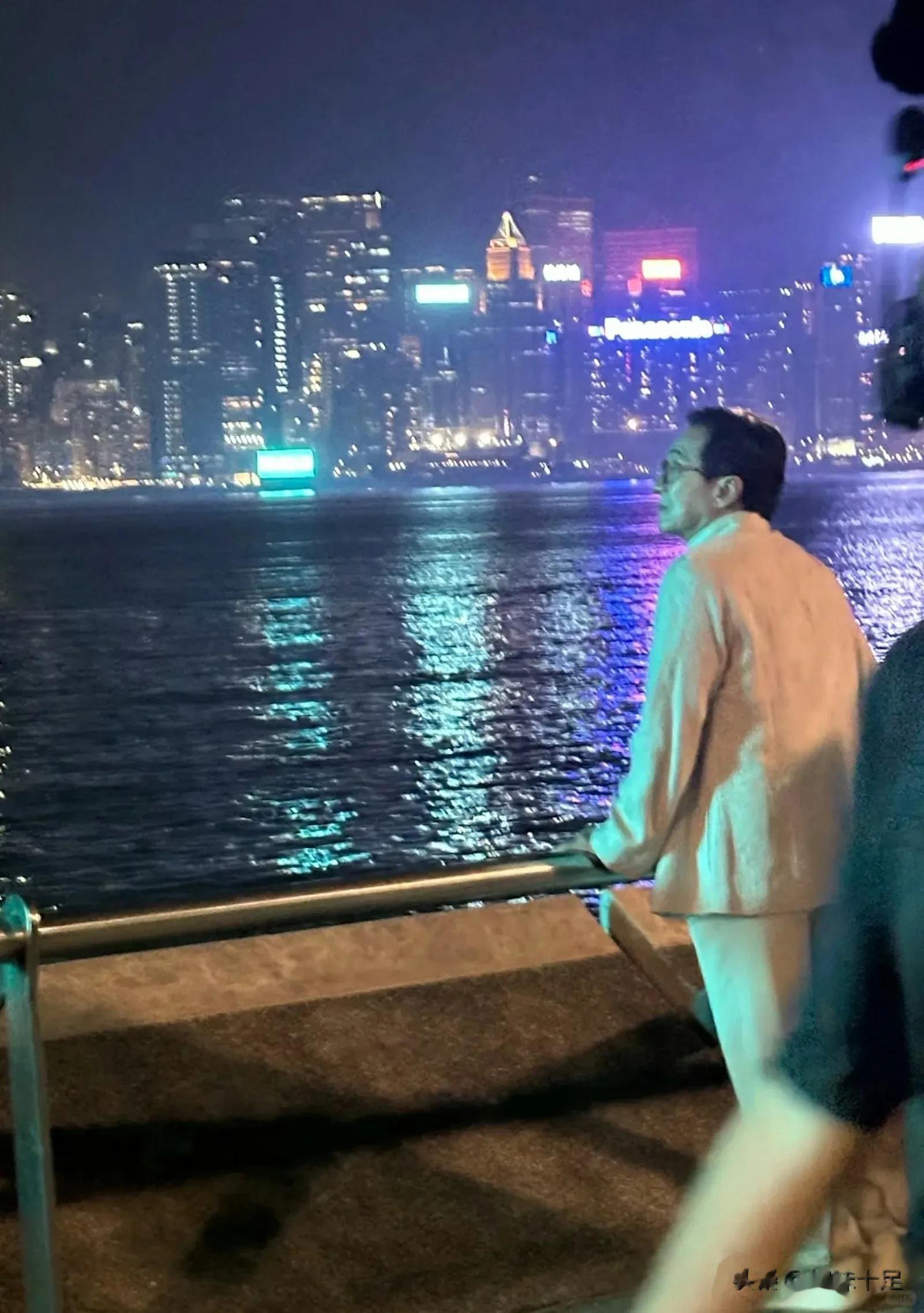 标题：71岁成龙深夜独自吹风被偶遇！不请替身拼到凌晨？