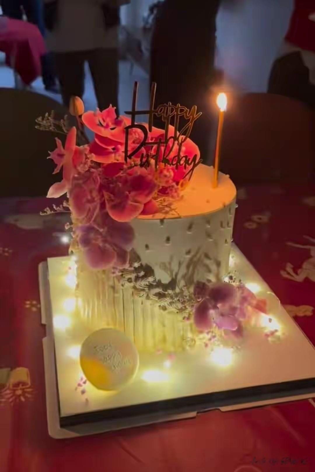 港圈最强闺蜜团，佘诗曼带队七姐妹新年团拜，为梁靖琪庆43岁生日