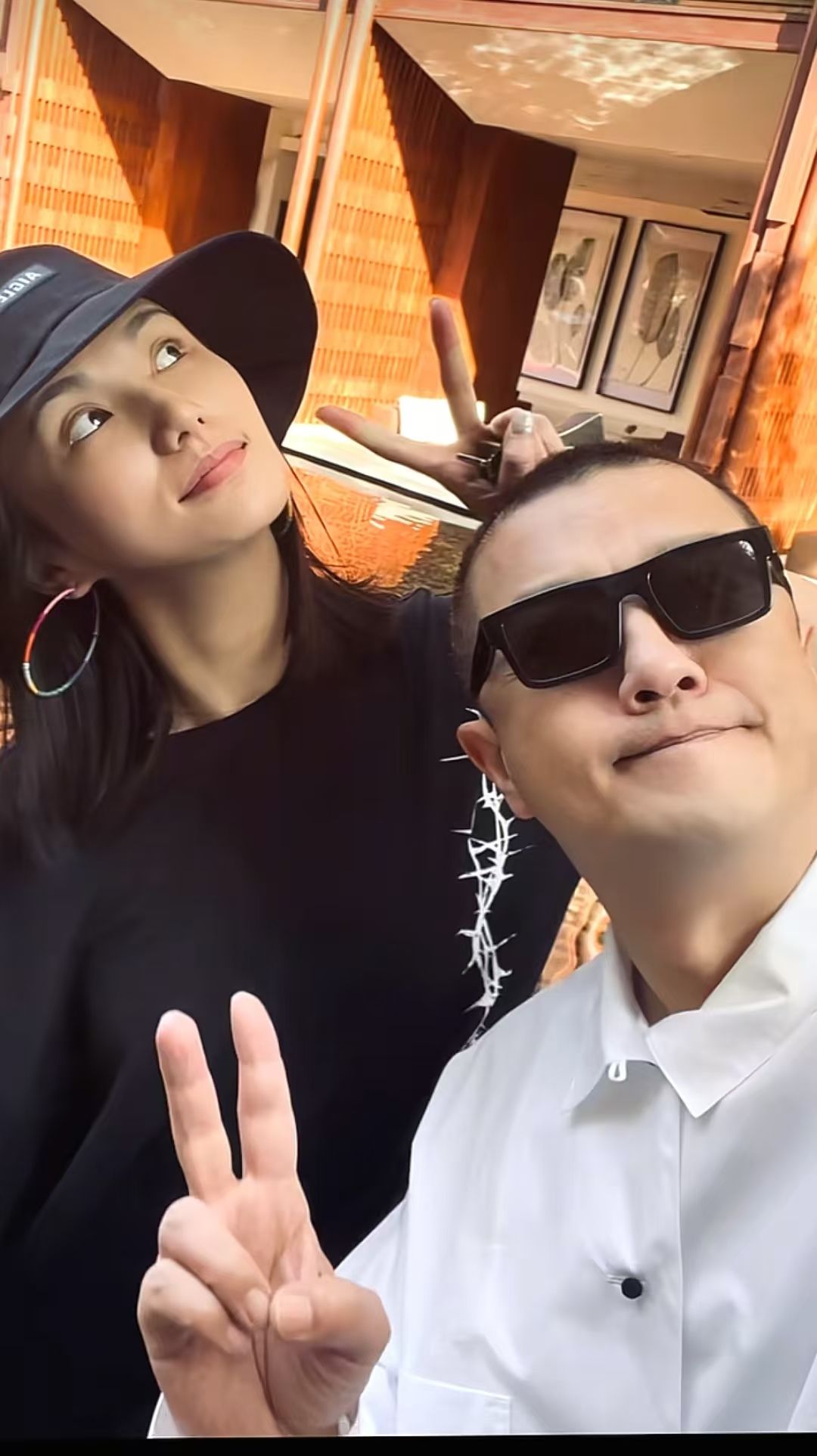 和哥哥冰释前嫌，李亚鹏哭了，隔阂解开引泪目，点赞前妻网友炸锅