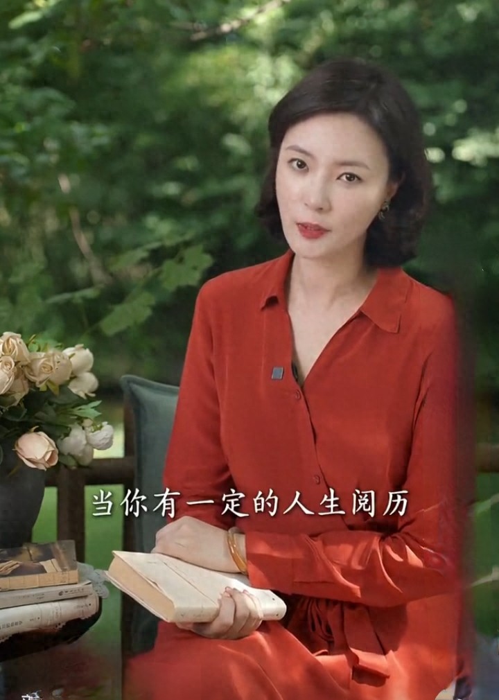 刘芳菲复古红裙造型，短卷发精致，林间畅谈阅历尽显知性美