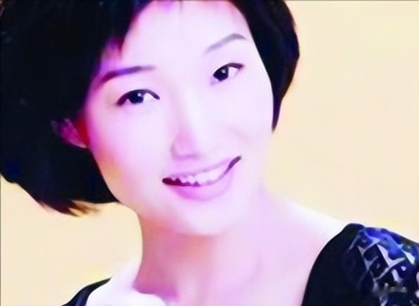 隐婚生子？移民国外？央视主持李梓萌现状曝光，传闻终于真相大白