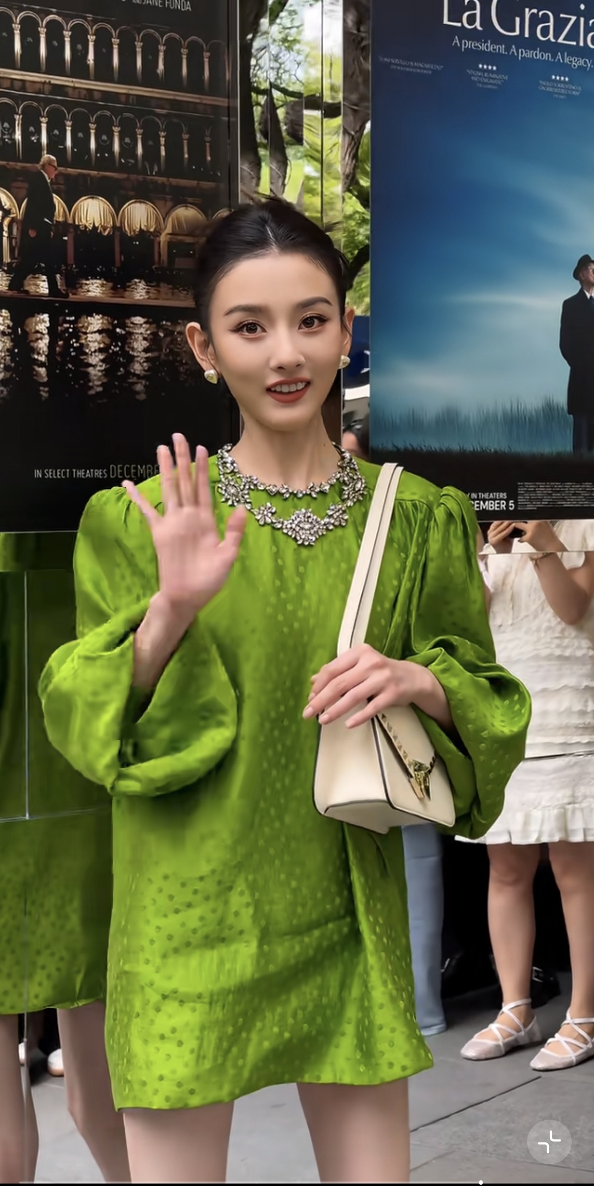 筷子腿！宋祖儿出席活动，穿绿裙一点不老气，反而显白精致又漂亮