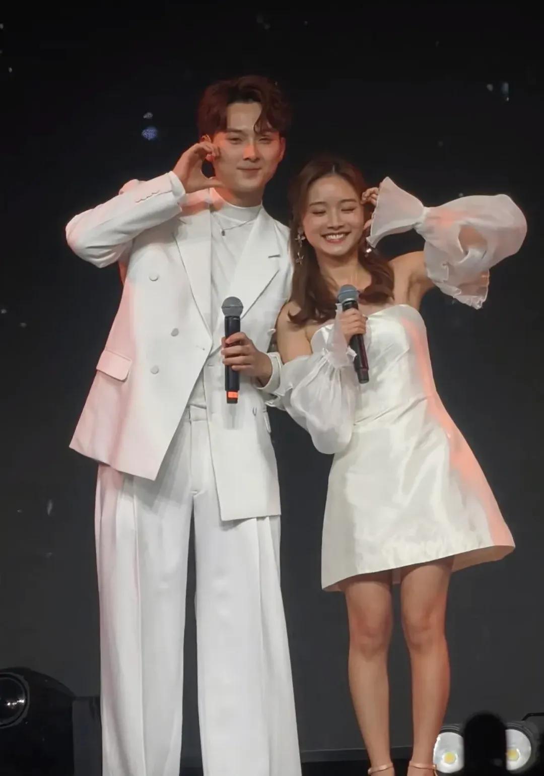 TVB两对人气情侣广州合体开演唱会，现场甜蜜亲吻劲恩爱