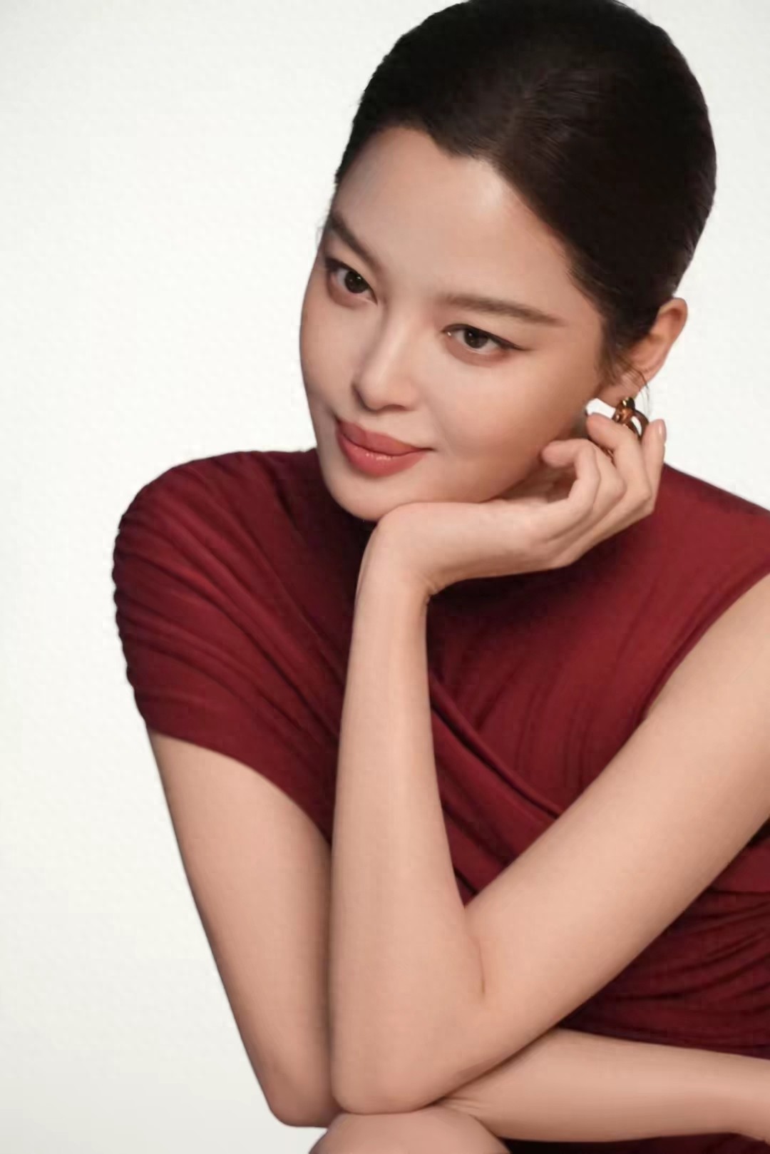 穿红色连衣裙的辛芷蕾