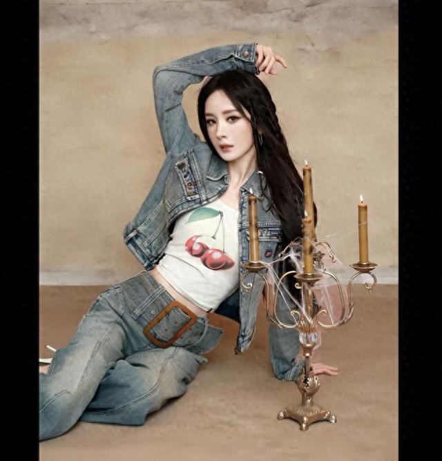 杨幂牛仔套装出镜，内搭樱桃印花背心，淑女范十足!