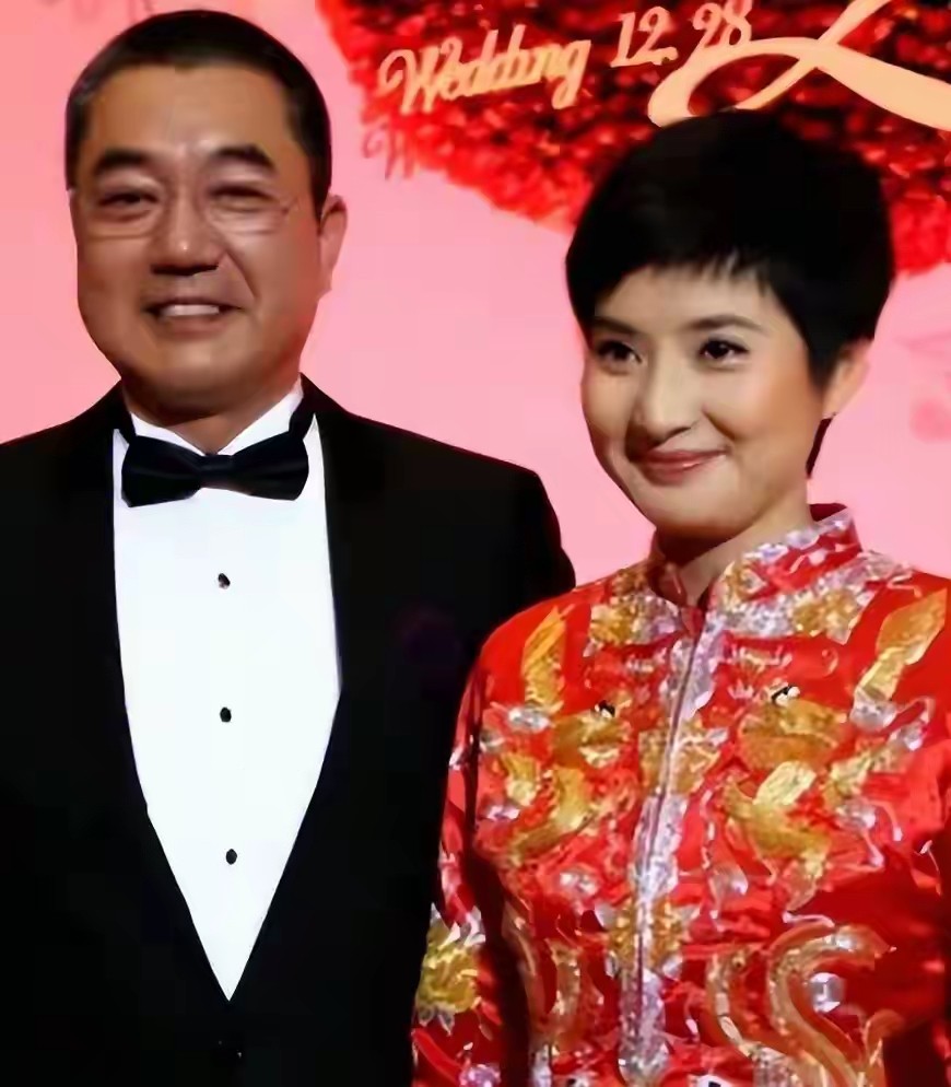 演员董勇离婚后坚决不再婚，却在45岁被嫂子”逼迫”相亲娶娇妻