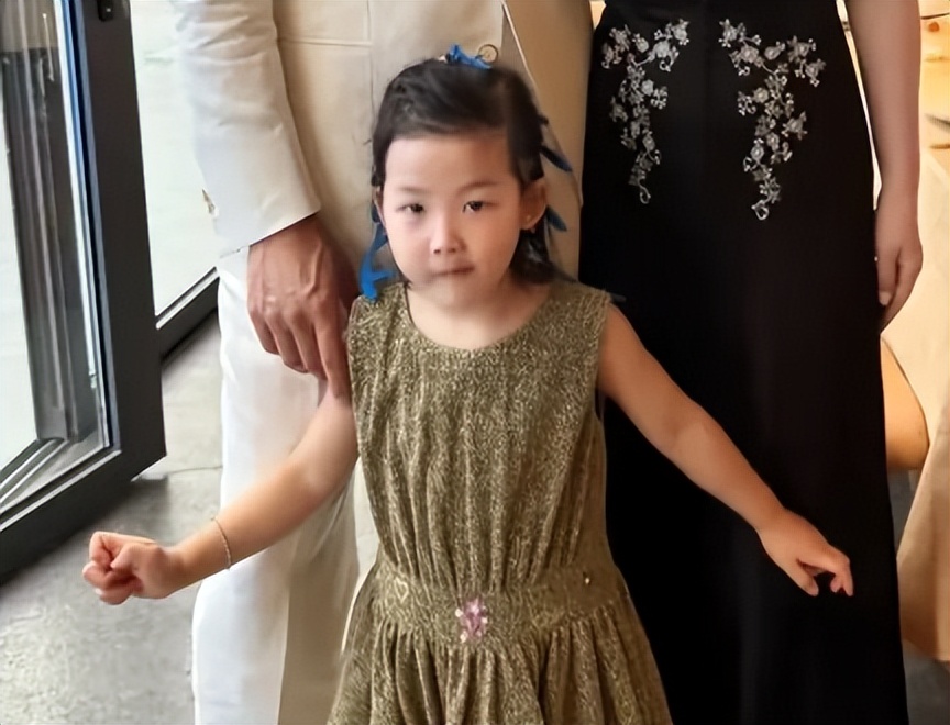 朱珠一家吃路边摊被偶遇！女儿热出一头汗，老公偷拍她满眼都是爱