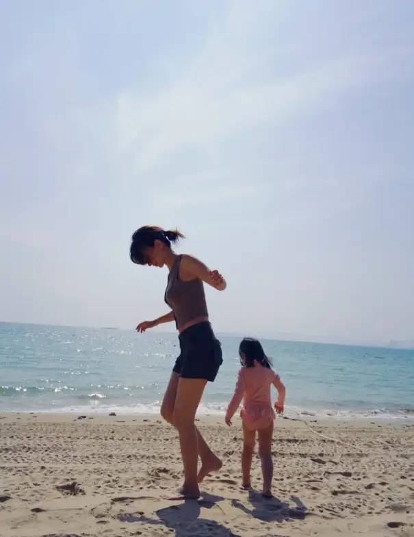 卢靖姗带4个月儿子赏春，穿礼服踩高跟推婴儿车像走秀，二胎好乖