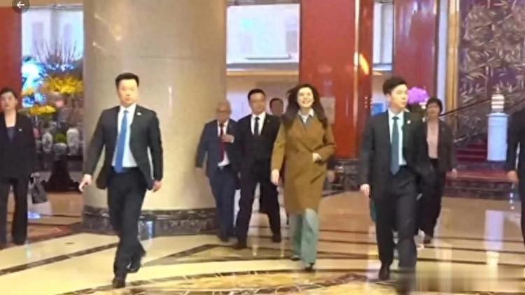郑丽文到北京碧云寺！穿咖色风衣与蓝牛仔裤很减龄，还松弛感满满