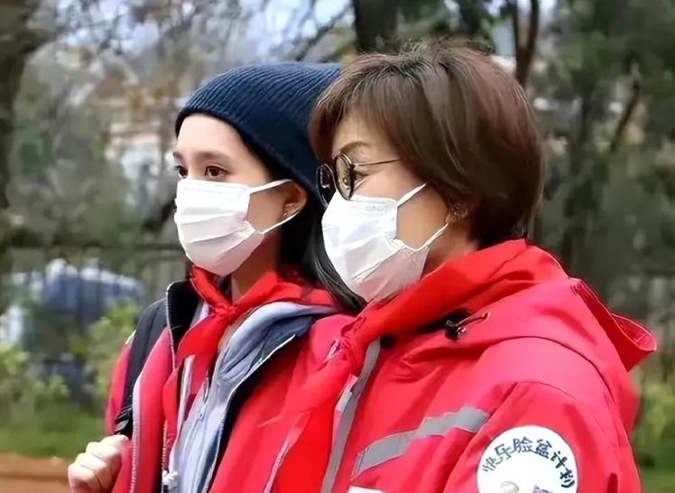 63岁毛阿敏豪门守寡四年近况曝光，21岁女儿十分优秀