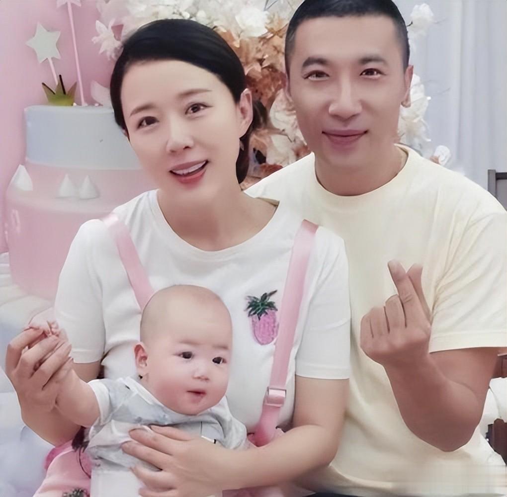 原来他俩是夫妻,丈夫是没名气演员,妻子家喻户晓,44岁才生娃