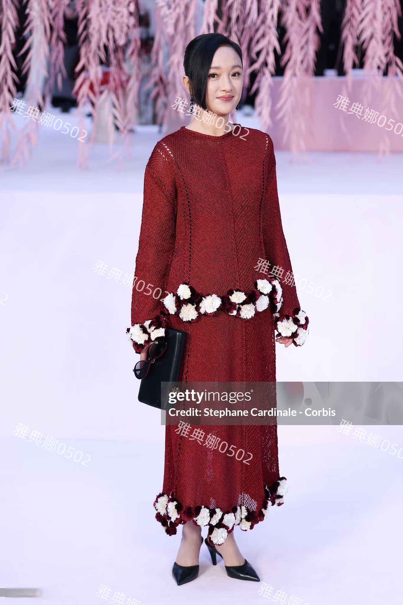 香奈高定秀上的周迅，一身红衣表情灵动但个子小衣服有点撑不起来