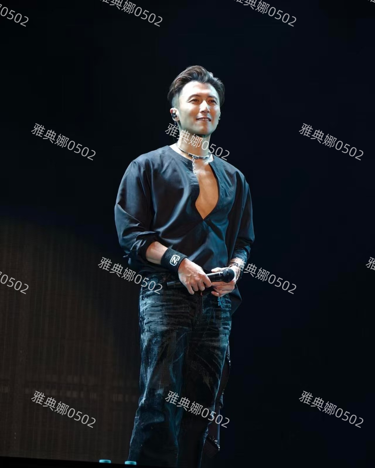 谢霆锋深圳演唱会造型比以往有突破，皮衣墨镜很酷就是个子有点矮