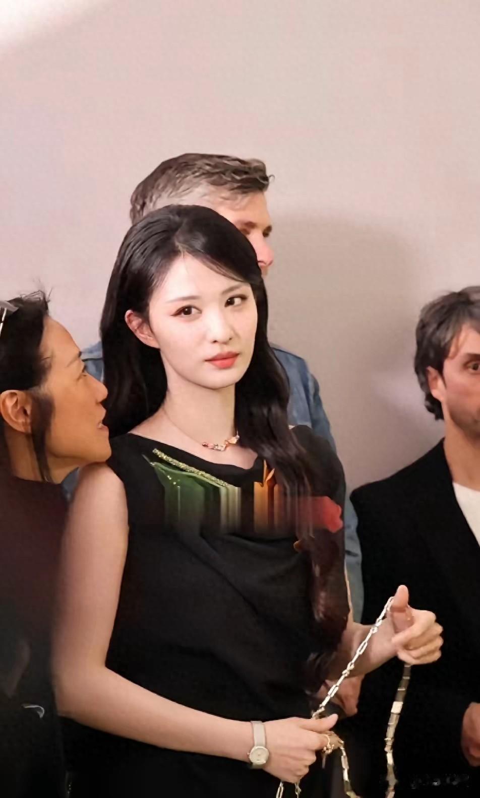 刚拿迪奥大使就翻车？王楚然一句文案引骂战，人红千万别飘