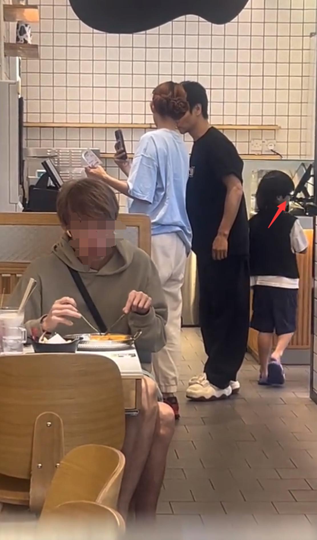 香港偶遇蔡少芬一家，没想到张晋这么矮，儿子戴眼镜才6岁就近视