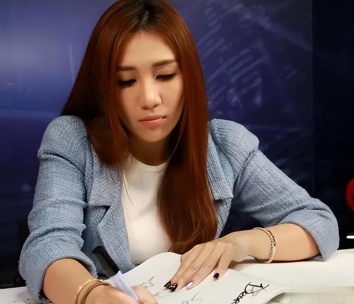 何超琼到何超盈豪宅过年！姐妹俩又搂又抱，跟6岁外甥女穿亲子装