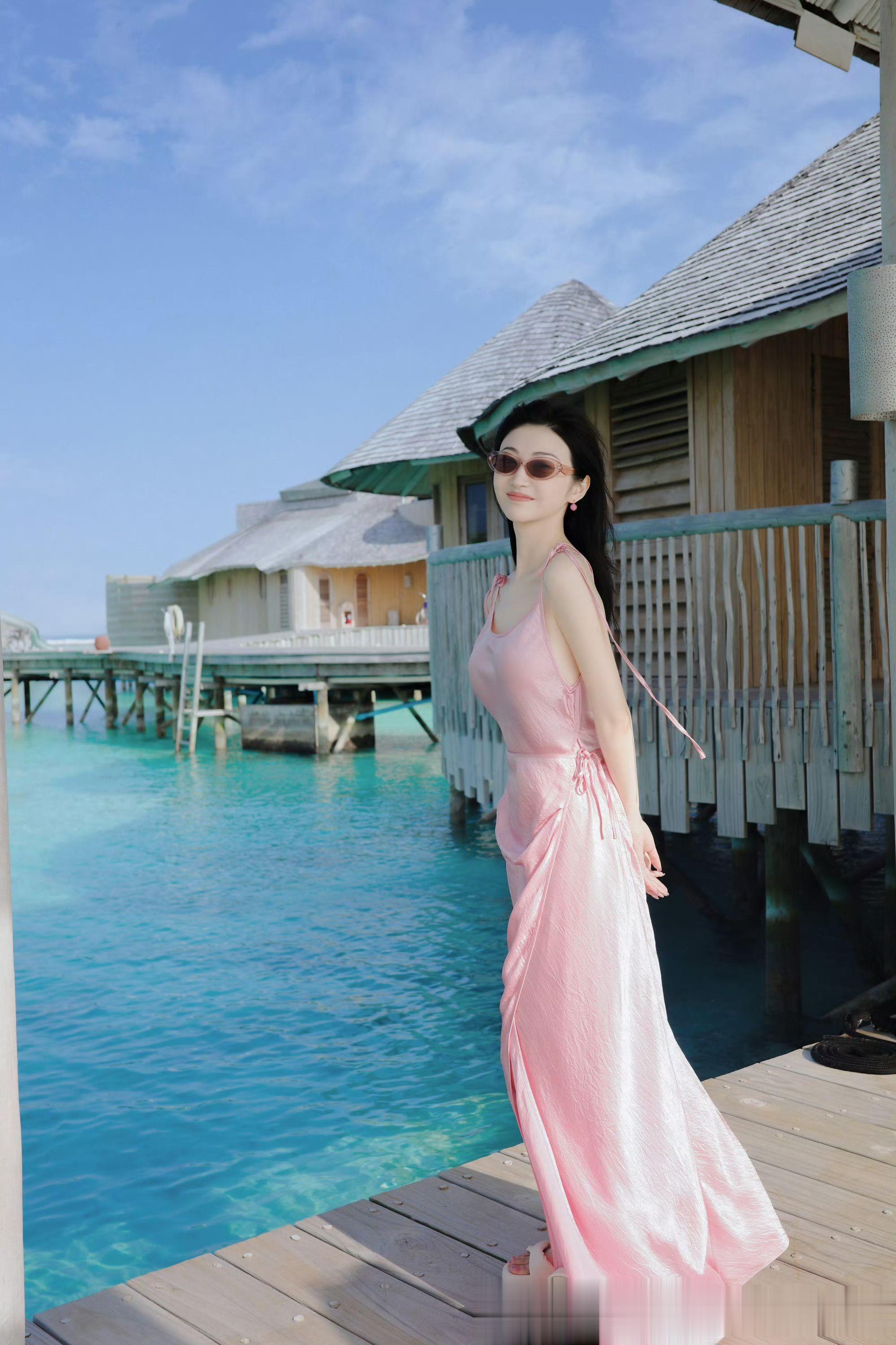 女星景甜海边写真，阳光正好，美人如画！