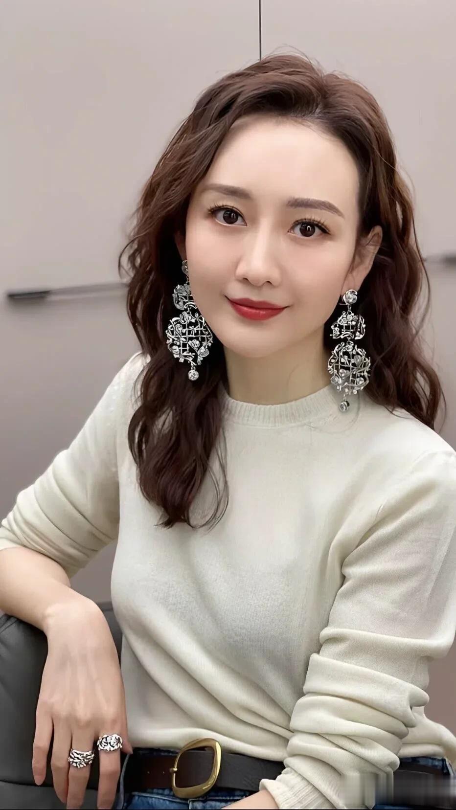 王鸥写真鉴赏|白毛衣+牛仔裤,简约又大方