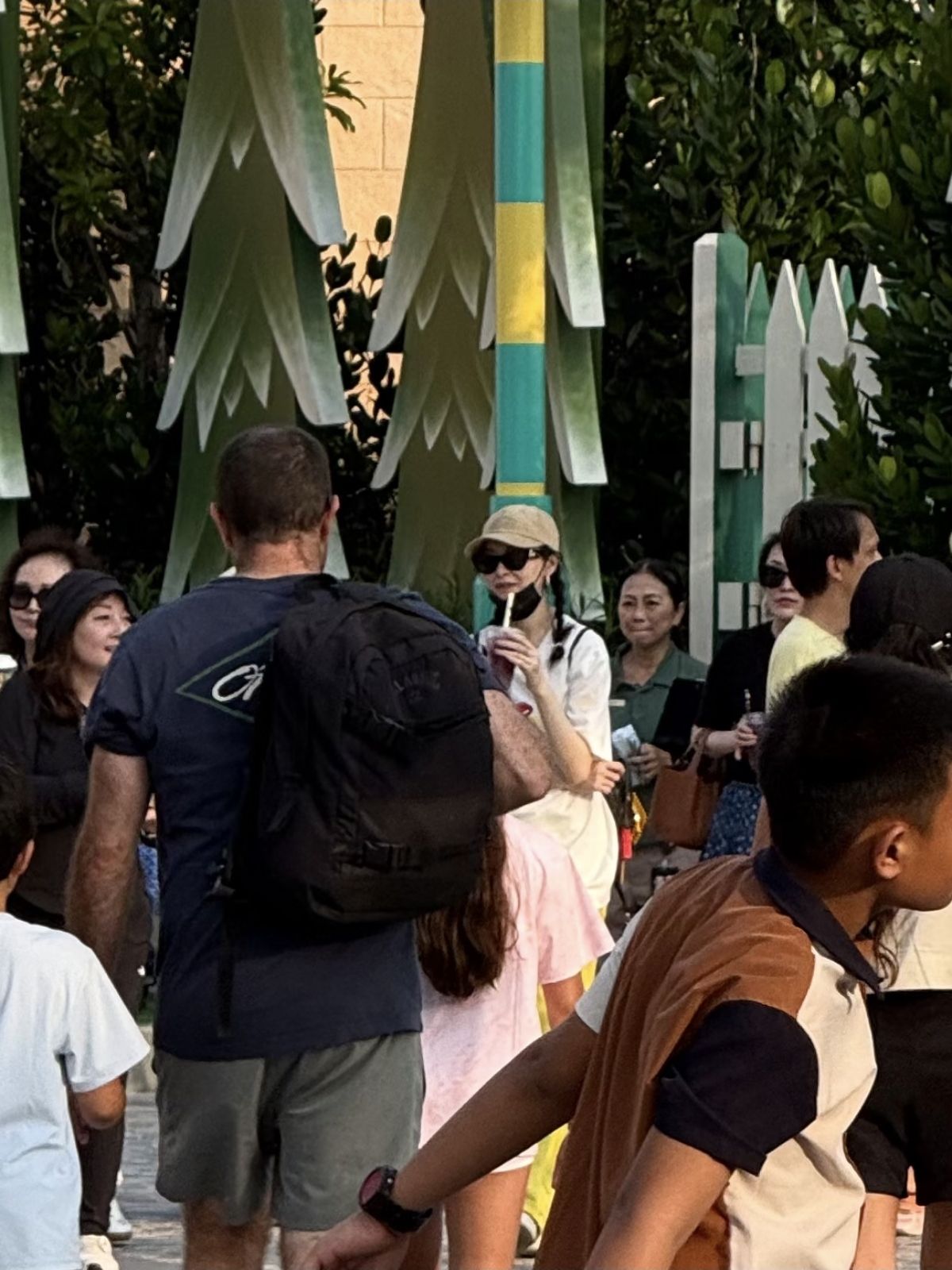 罗晋一家现身新加坡很幸福，唐嫣扎着麻花辫，一身打扮少女感十足