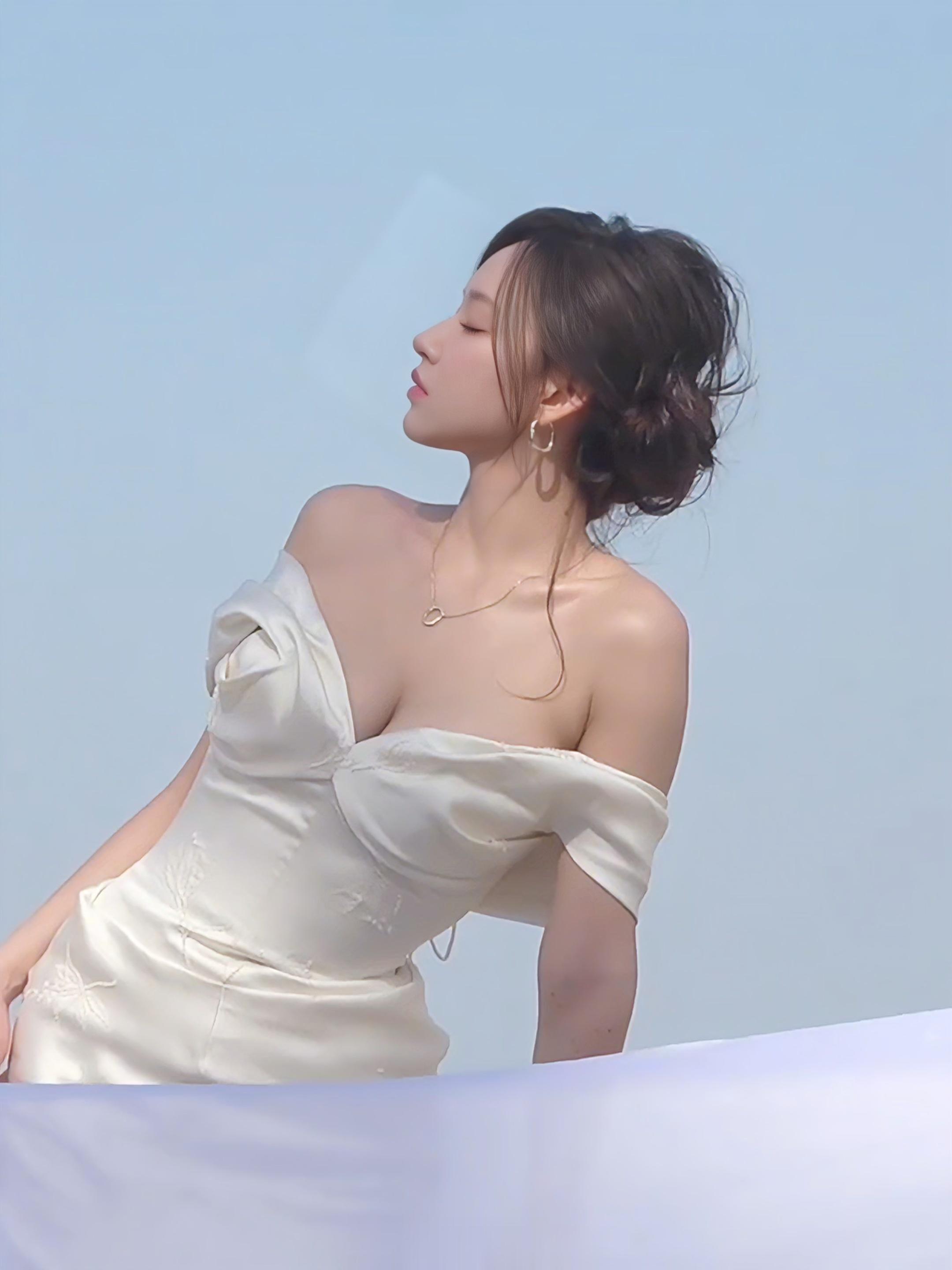 程潇官宣「REDGALA」期待免检大美女潇潇 ???
